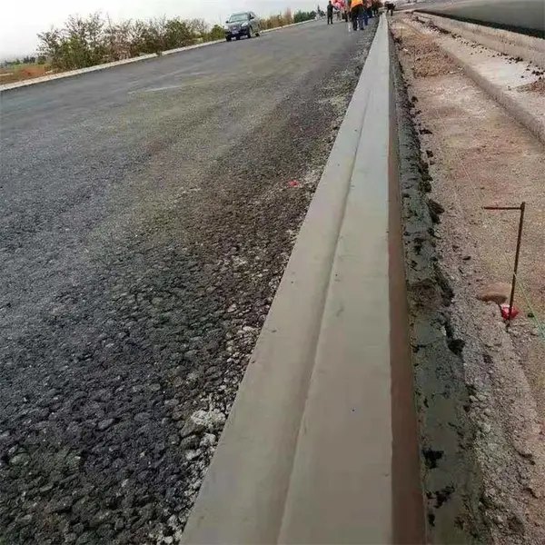 云发多功能路边成形机-马路牙子浇筑成型机 护坡模具