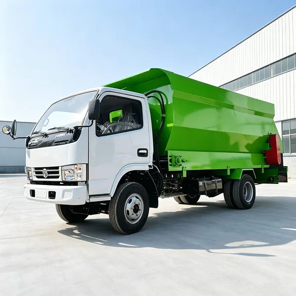 牧区自走式四轮撒料车 柴油16立方容量投料机 牛羊饲草料喂料车