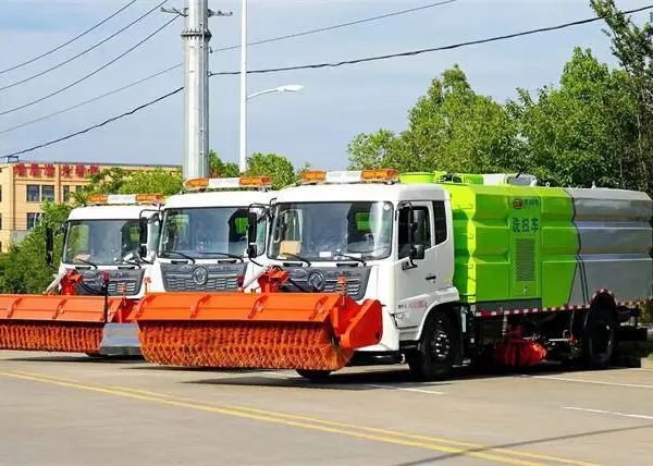 的东风福瑞卡干式吸尘车 扫路车毛刷辊 全封闭扫地车报价