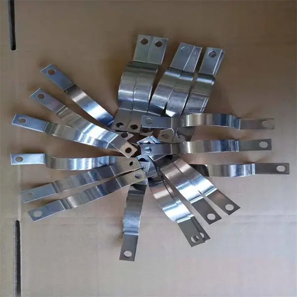 赣县区深U管夹卡码卡箍 路牌路灯水管抱箍 镀锌扁钢管夹规格定制厂家