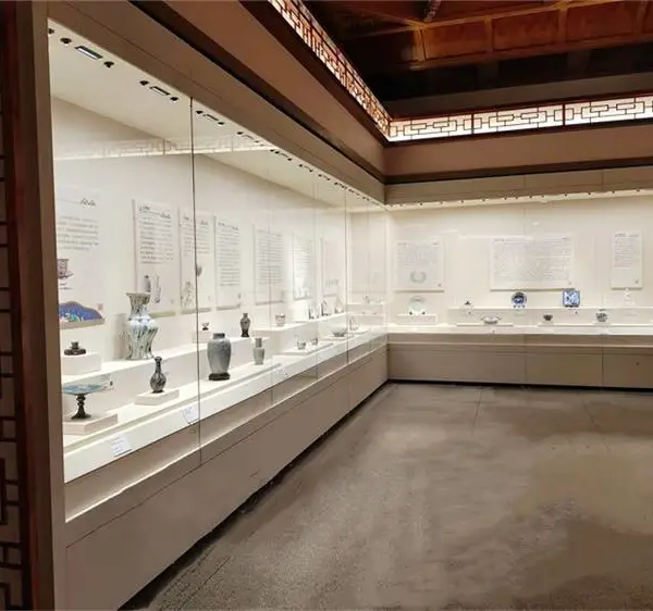 当代艺术馆平移门玻璃柜制作 博物馆智能展柜订制
