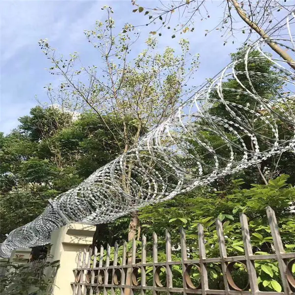 防攀爬防盗刺绳 单双股铁蒺藜绳 刀片刺绳围栏