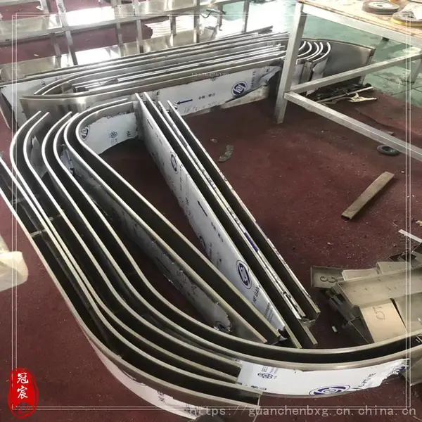 行唐县酒店餐厅客房不锈钢装饰线条加工安装 别墅背景墙夹丝玻璃