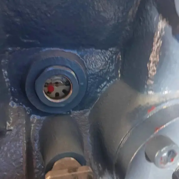 工业冷水机组压缩机更换油过滤器