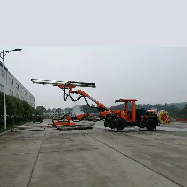 液压轮式双臂凿岩台车就选鑫通某隧道项目协议供货商高效稳定