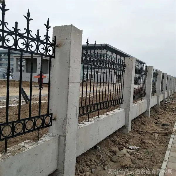 河南护栏厂销售锌钢围墙护栏 小区外墙防护铁艺围栏 铁艺大门