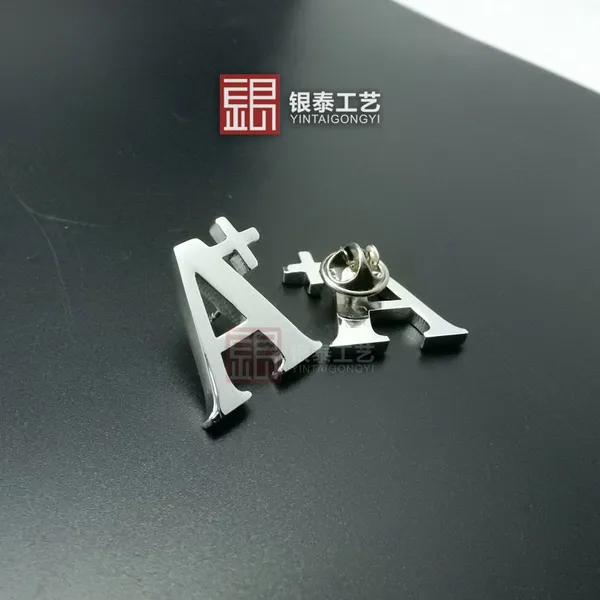 26个字母纯银胸章定制_纯银字母胸章价格_缕空纯银徽章厂
