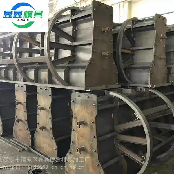 混凝土水泥墩模具 周围使用 鑫鑫路政隔离桩模具 制作环境