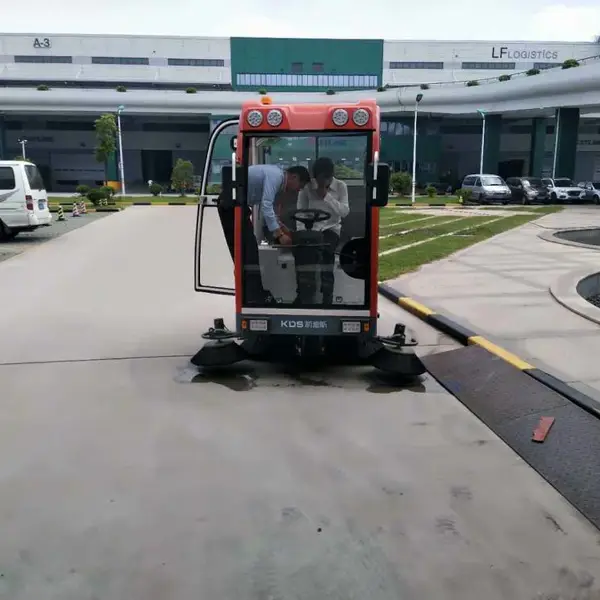 宁波仓储物流保洁方案吸尘清扫车 凯迪斯驾驶式扫地机S10