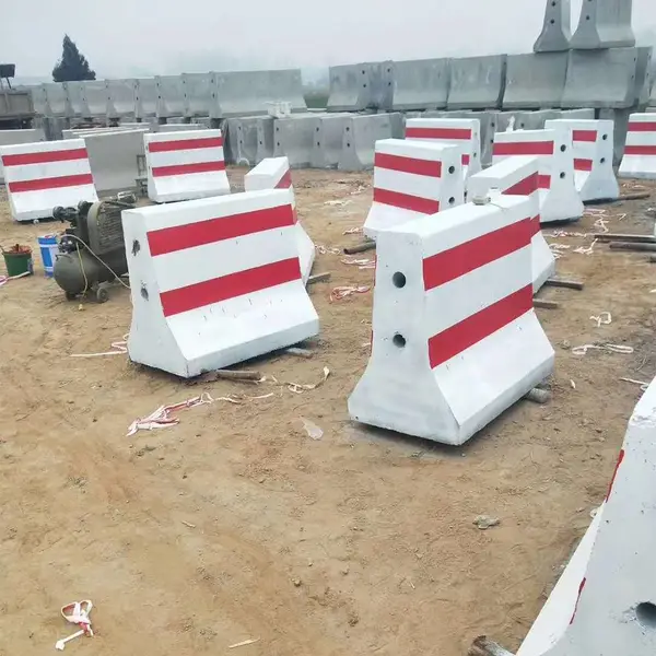 黄黑色刷漆防撞墩水泥墩 中间穿孔道路隔离墩