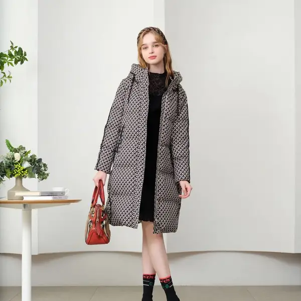 成熟优雅刺绣羽绒服 宝莱国际羽绒服 折扣店开店便宜货源