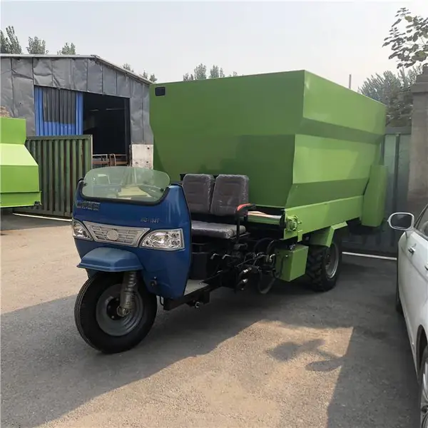 中小型牛羊场电动撒料车 牛羊场饲料撒草机 浩发