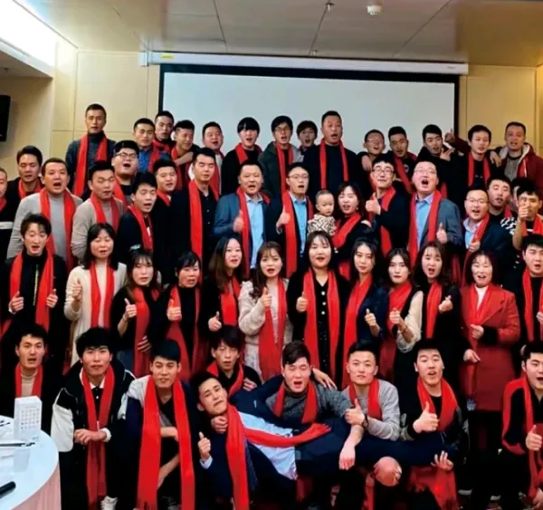 西安宇龙广告源头加工厂-巨幅户外大牌、浮雕打印、异形/炫彩灯箱、太空板美陈造型