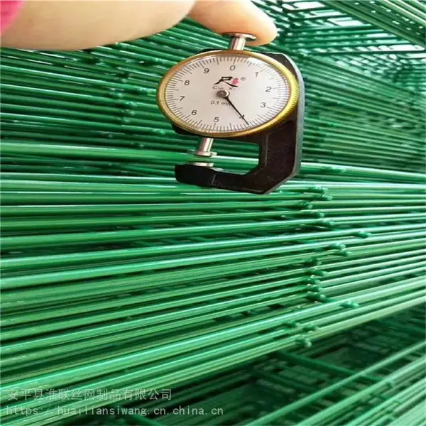 浸塑镀锌丝护栏网 折弯框架隔离网 公路安全围栏网