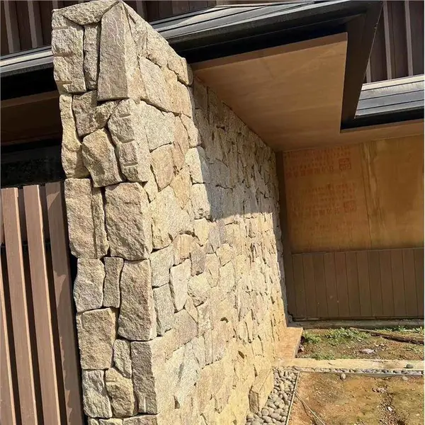 碎拼石贴墙黄木纹山皮石泓峰石材波浪流水石湿水性能较低