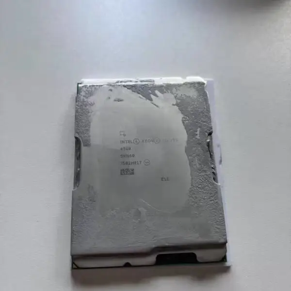 Intel Xeon Silver 4510服务器CPU，型号SRN60/J502H017清晰可见