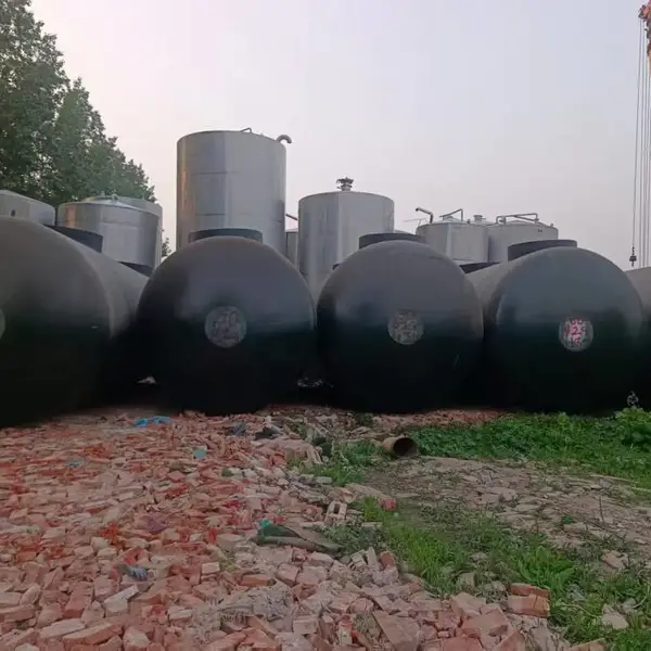 处理内碳钢,外防腐二手储罐,卧式碳钢壳体,外部重防腐涂层耐蚀。