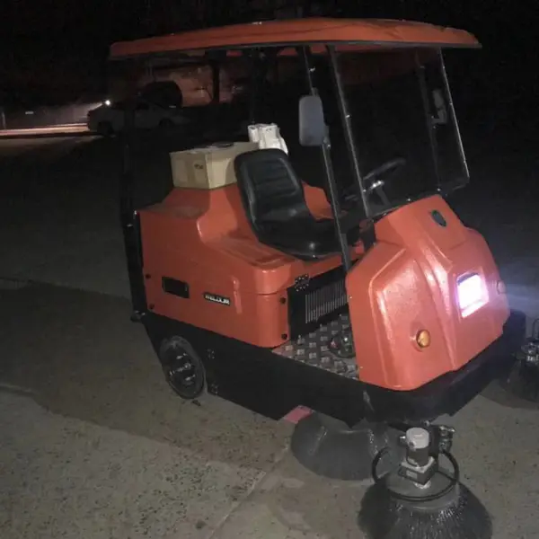 宜宾工厂直销伟顿W1800 中型电动驾驶式扫地车 四川驾驶式电动环卫扫地车 四川扫地车 街道扫地车