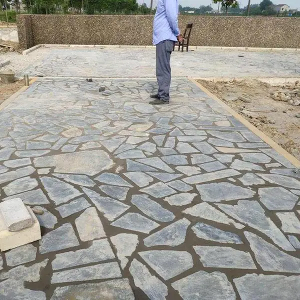 吕梁市板岩碎拼乱形毛石地铺板_大型市政广场便宜地铺石