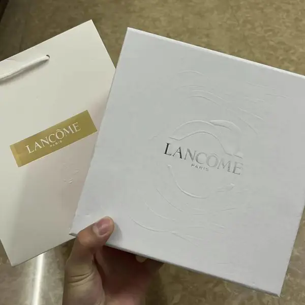 兰蔻新塑颜三件套!配礼袋。内含:三管精华50ml,塑颜水200ml,塑颜霜50ml