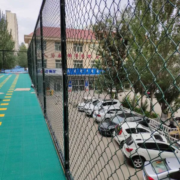 包头厂家直销勾花网篮球场、体育场围栏
