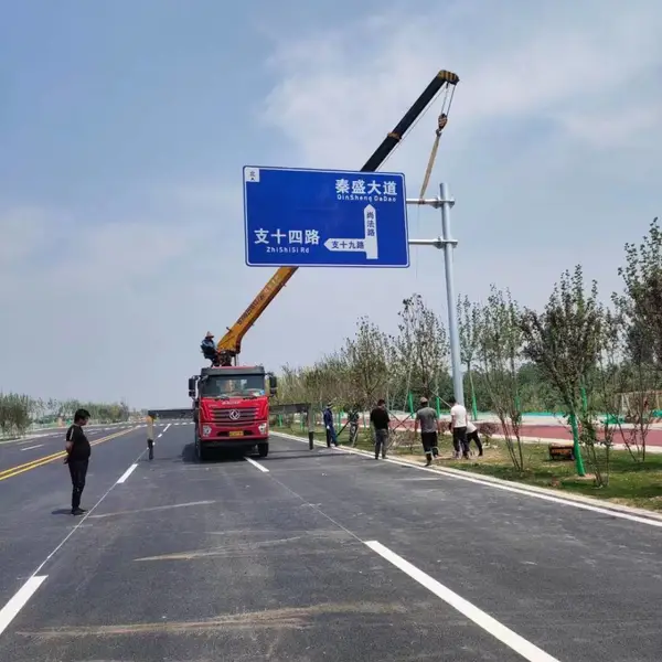 镀锌喷塑桥梁防撞护栏城市快速路用抗冲击力龙邦交通设施