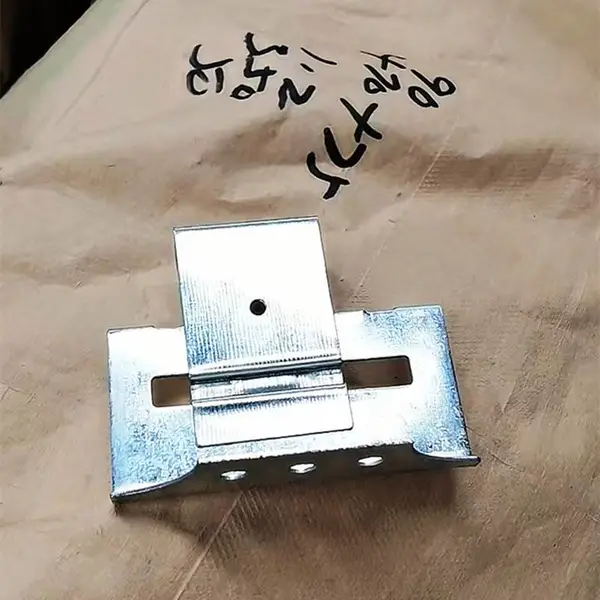 盛安泰 热镀锌支架 470型彩钢屋面板角驰滑动型 高度68mm