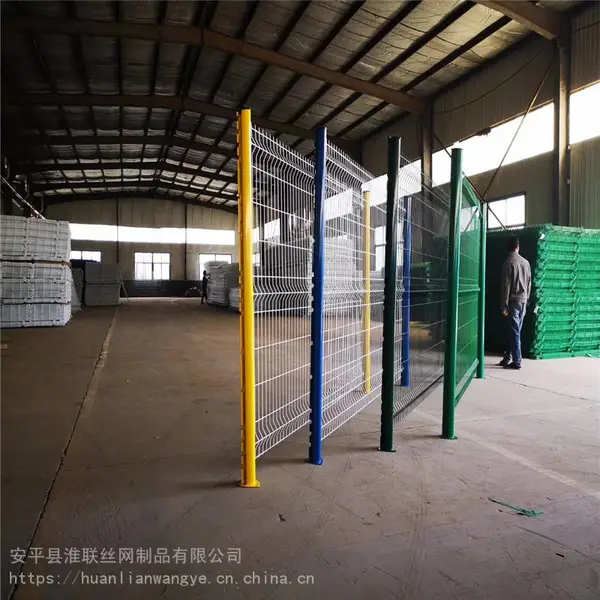 武汉公路护栏网 1.8米高包塑焊接网隔离栅 三角折弯隔离网