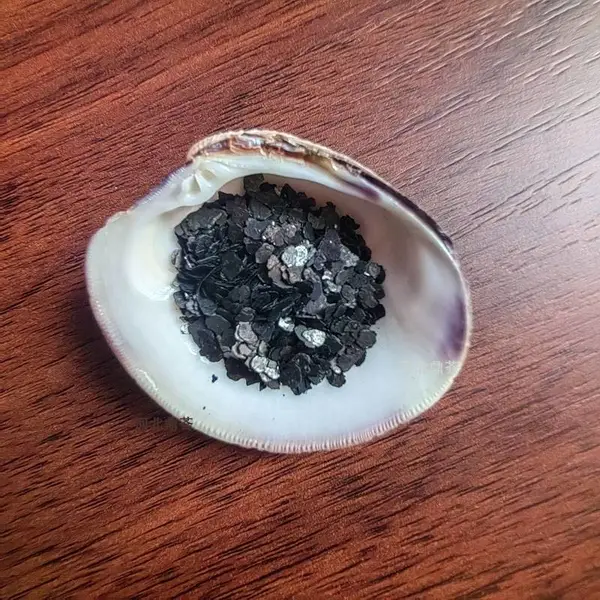 黑色染色岩片 真石漆水包砂用磨砂岩片 6-10目黑色岩片