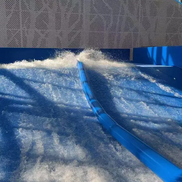 滑板冲浪 冲浪适合培养兴趣 制造***水流模仿海浪