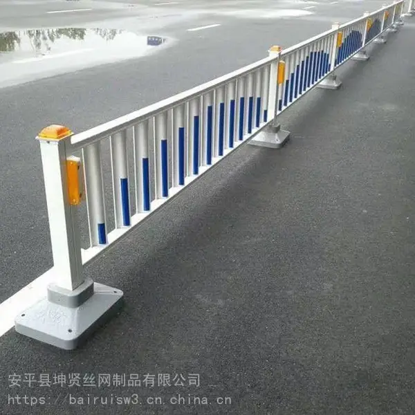 喷塑市政护栏 蓝白色市政护栏 坤贤丝网 S板防眩市政护栏