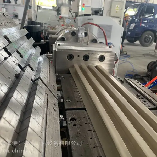 艾斯曼双螺杆PVC格栅墙板生产设备,长城板设备