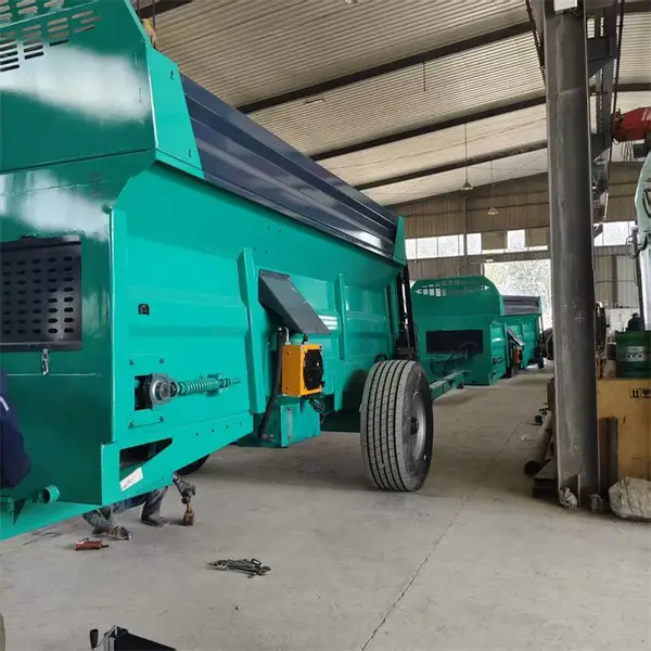 柴油三轮撒肥车 鸡鸭粪抛粪机 农用8方大容量后置撒粪车