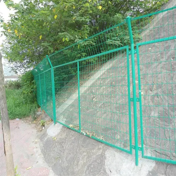 高速公路焊接网 圈地燕尾柱护栏网 框架护栏网