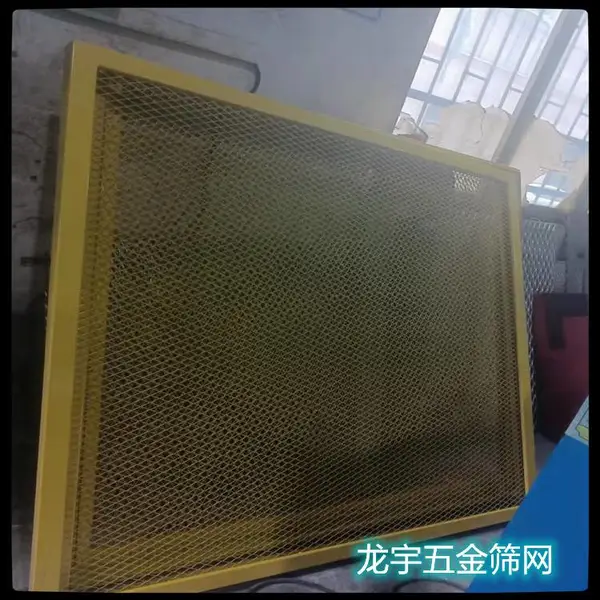 黄色1.5米宽菱形钢板防护栏 高速公路防护网