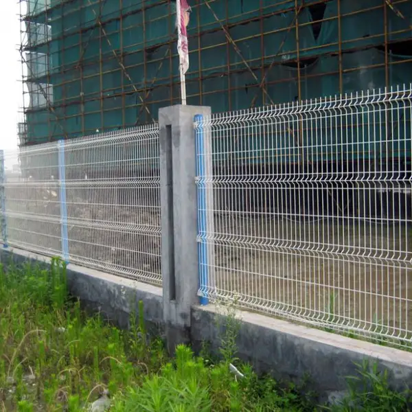 金栏生产高速公路隔离栏,倾斜角护栏网,浸塑框架围栏