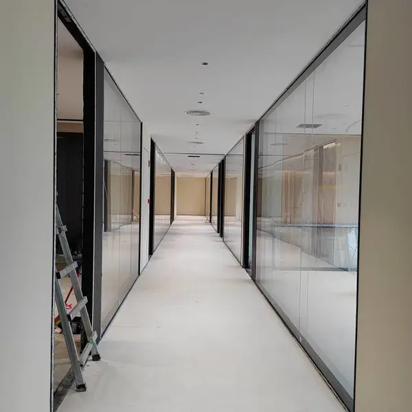 东莞横沥全景玻璃隔断 展厅玻璃隔断 钢化玻璃 铝合金边框