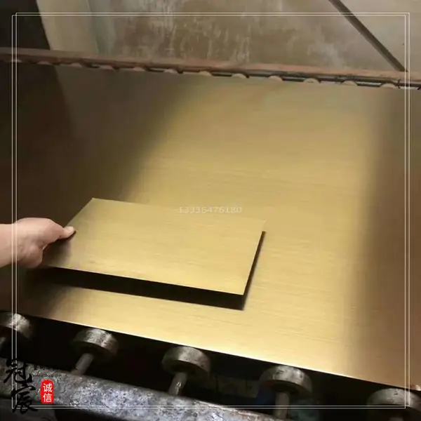 辽宁***铜门用发黑镀铜拉丝板/304#手工拉丝哑光红古铜仿铜板