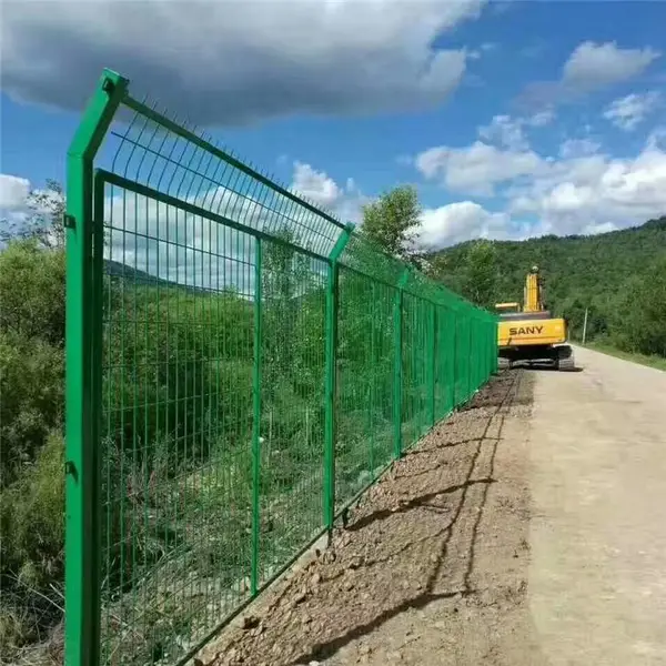 双边丝护栏网 公路防护网 水库隔离栅栏 圈山地硬塑绿色铁丝网