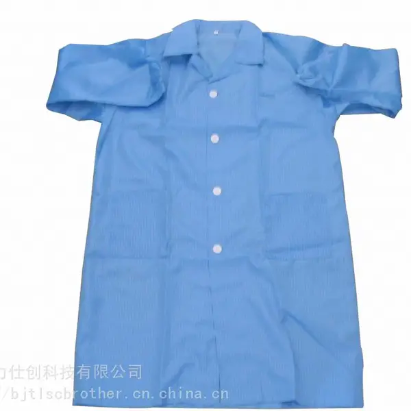 防静电连体服由防静电防尘面料(俗称导电绸),采用专用涤纶长丝与高性能永久性导电纤维经特殊工艺编造而成