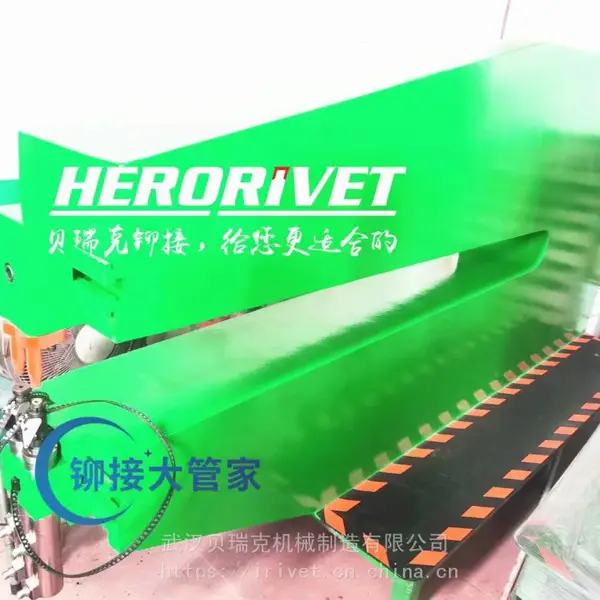 湖北武汉标志牌自动铆钉机 路牌制作专用铆接设备