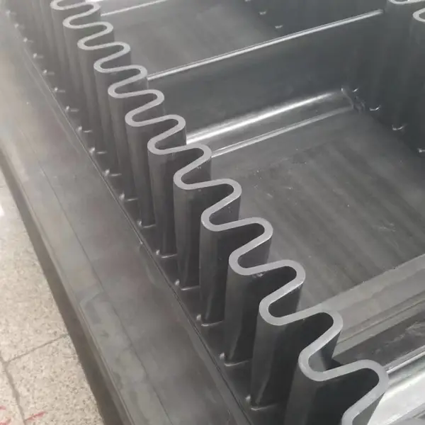 大倾角挡边输送带 大角度运输 防漏料 提高效率 降低生产成本