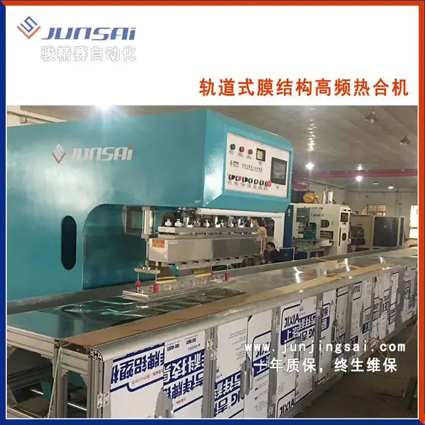 停车棚膜结构用什么机器 用重庆骏精赛轨道式停车棚膜结构焊接机