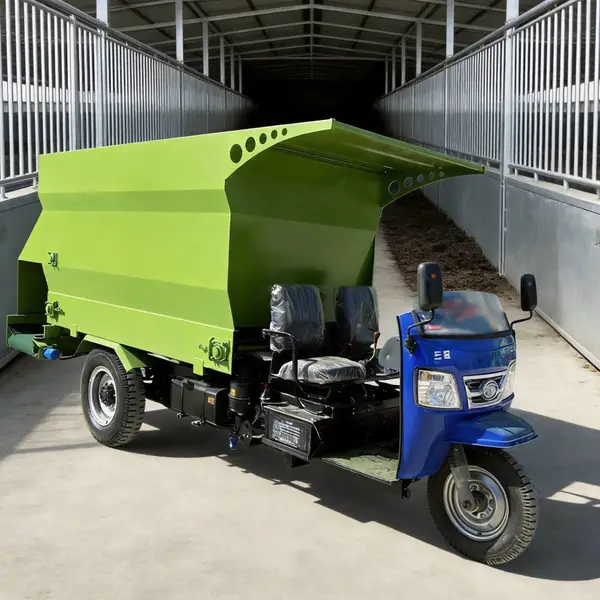 青储草料自动投喂车 电动三立方喂料车 自走式饲料均匀撒料车