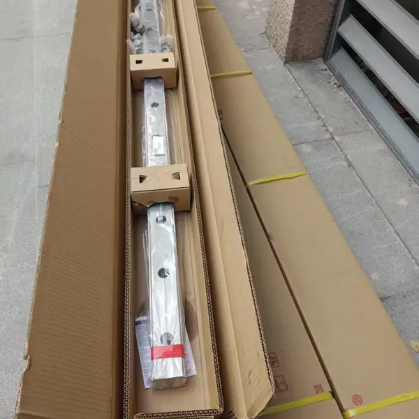 输送机构水平传动使用THK导轨滑块SSR20XW2UU-1620L