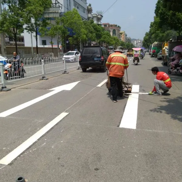 贵州毕节金沙回沙酒厂区道路交通标志牌标线及停车位划线 息烽彩色防滑路面施工进行中