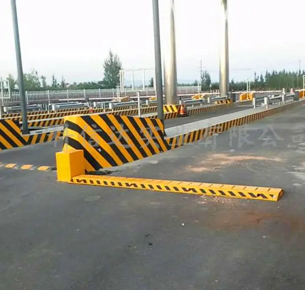 收费站油站社区阻车器 阻车钉 便捷式路障 免埋式路障 减速带式单双向阻车器 手提式阻车障碍