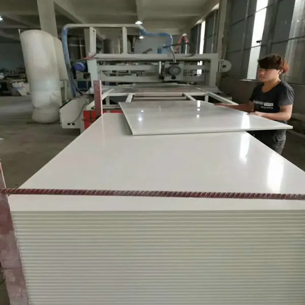 供应pvc橱柜板生产设备 PVC实心墙板加工机器