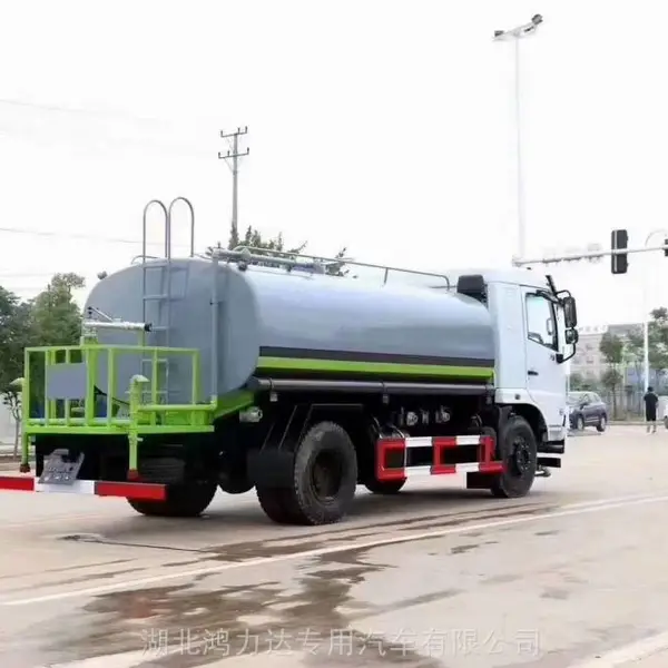 宁夏12方洒水车高效作业助力城市道路清洁与空气净化