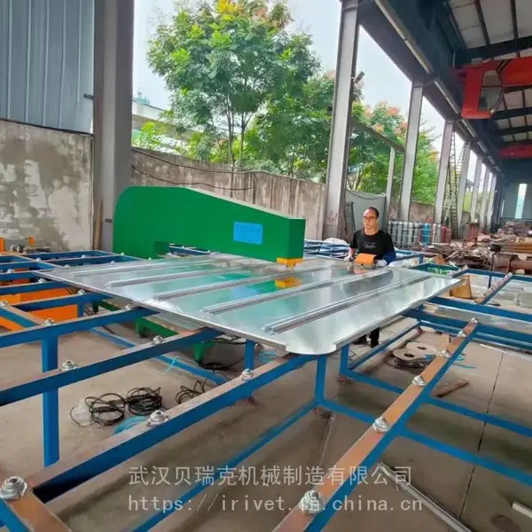 湖北武汉标志牌自动铆钉机 路牌制作专用铆接设备